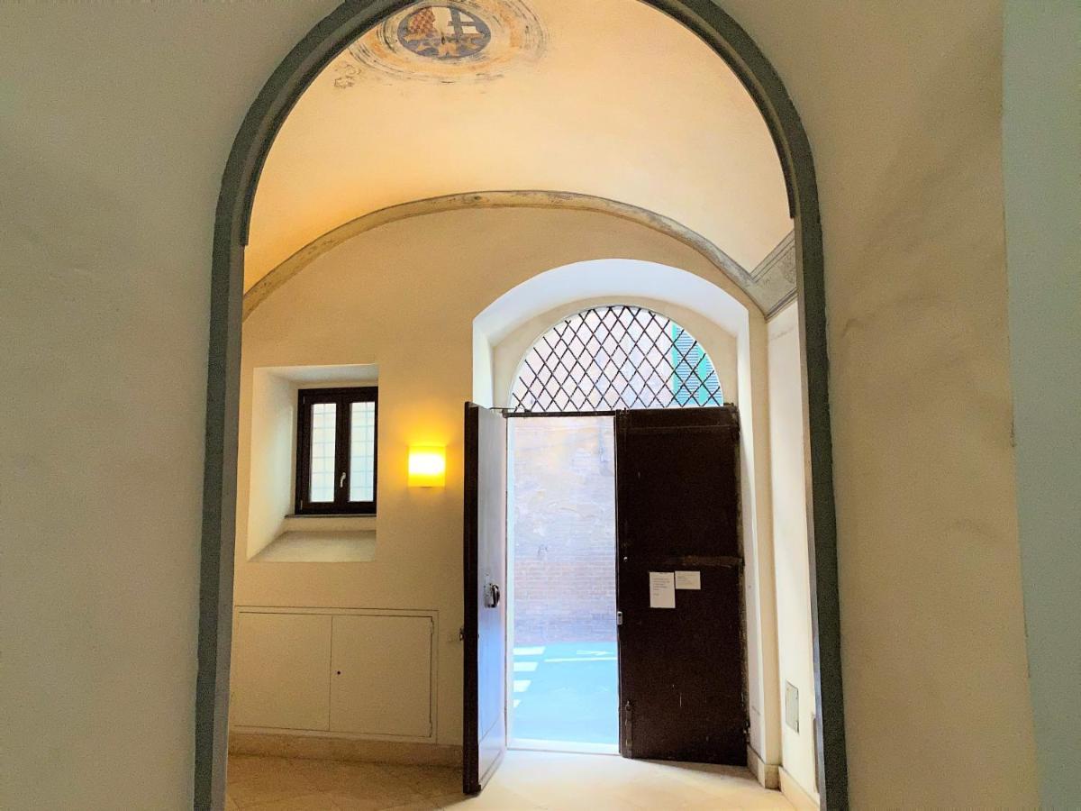 Violante House-Appartamento In Centro Storico Siena Exterior foto